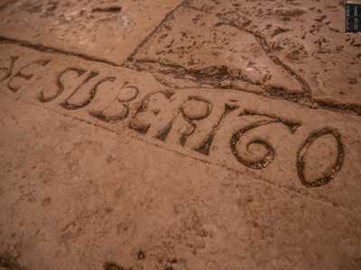 Sono tutte incise con il profilo di alcuni uomini, attorno al quale si delinea un�iscrizione funebre composta da lettere semigotiche. I corpi contenuti dalle tombe potrebbero appartenere ad alcuni frati custodi del tempio, anche se c�� chi afferma che si possa trattare di cavalieri giovanniti